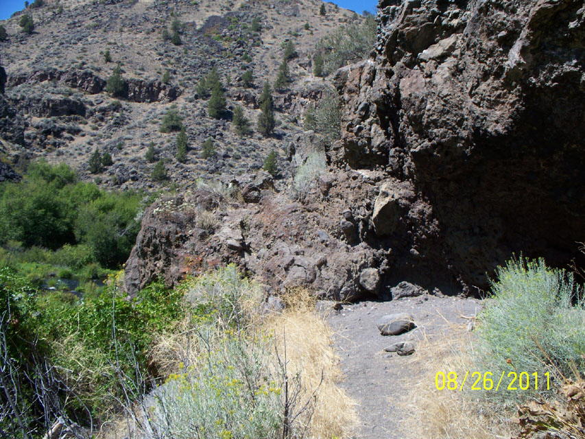 SCT0431_N44-45983_W121-33482_ClimbOverRock